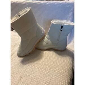 NWOT Women's Snow Boots Size 39 (US 8.5) White Ankle Faux Fur Side Zip Warm